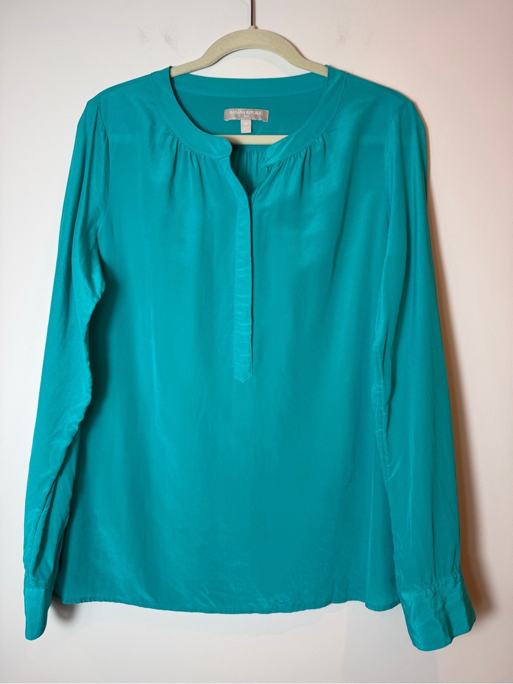Banana Republic 100% Silk Snap-Front Popover Blouse Turquoise Long Sleeve Med